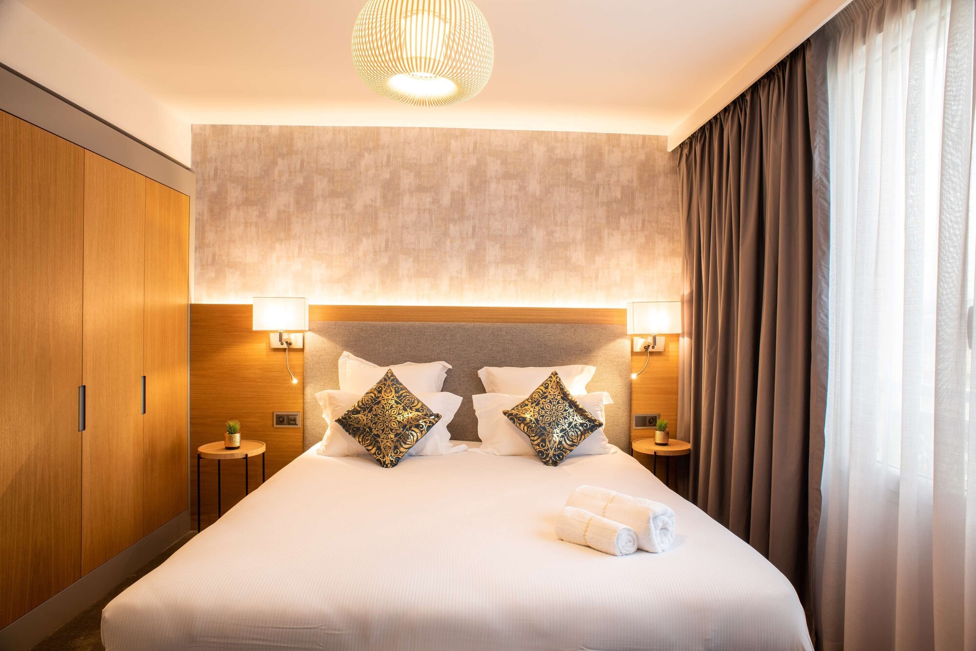 COMFORT, QUEEN BED