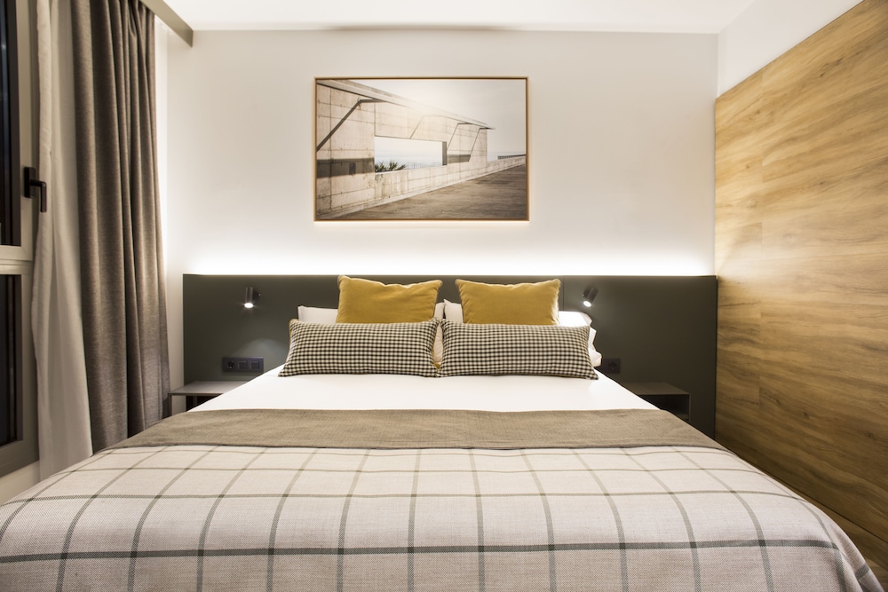 ROOM, DOUBLE OR TWIN BED