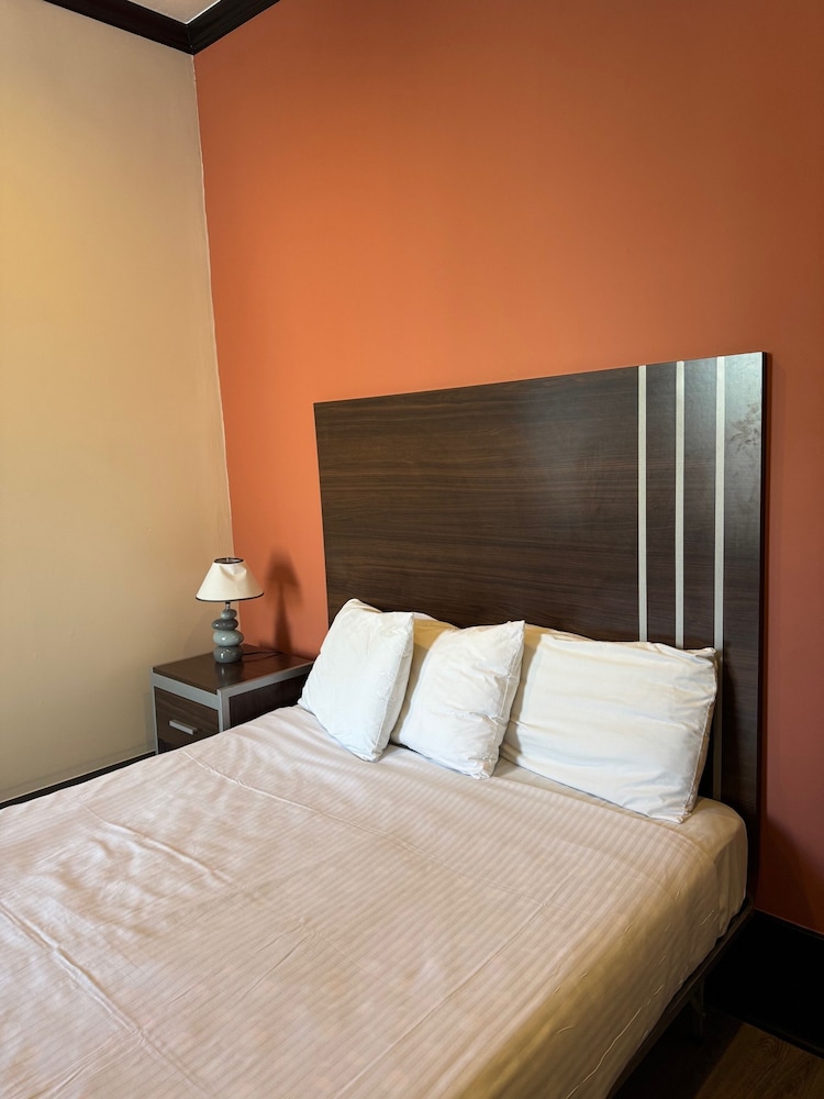 RENOVATED, QUEEN BED, PRIVATE BATHROOM