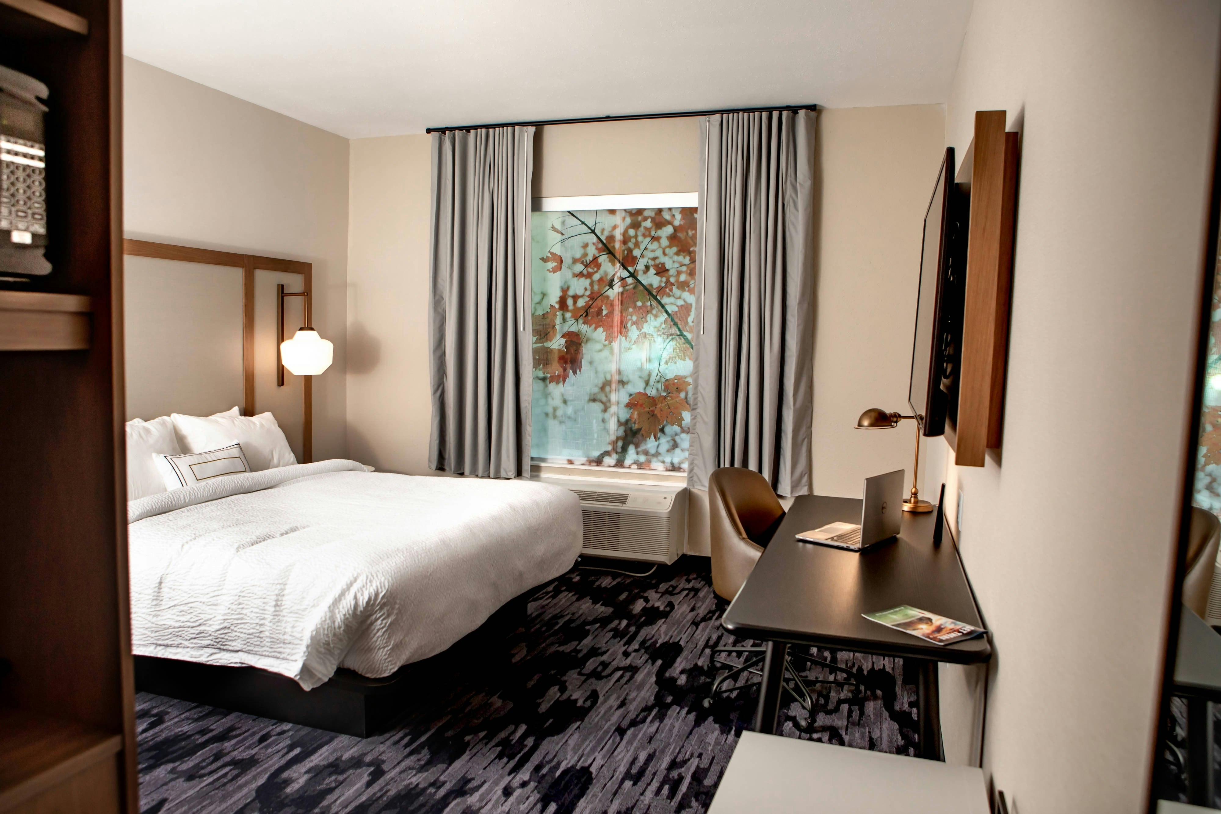 ROOM, KING BED