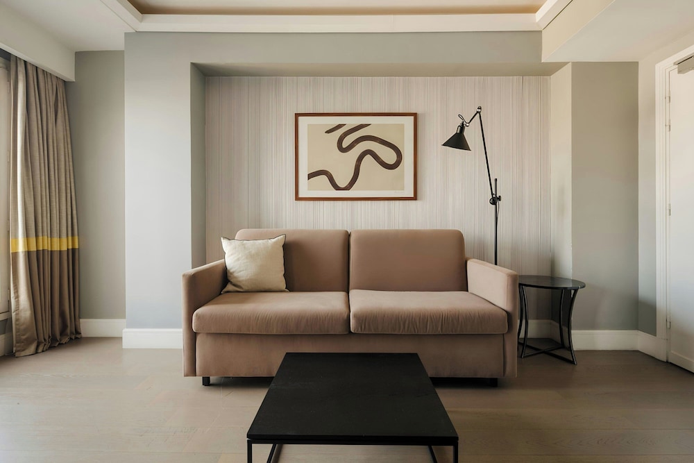 L Edmond Hotel Parc Monceau 46/67