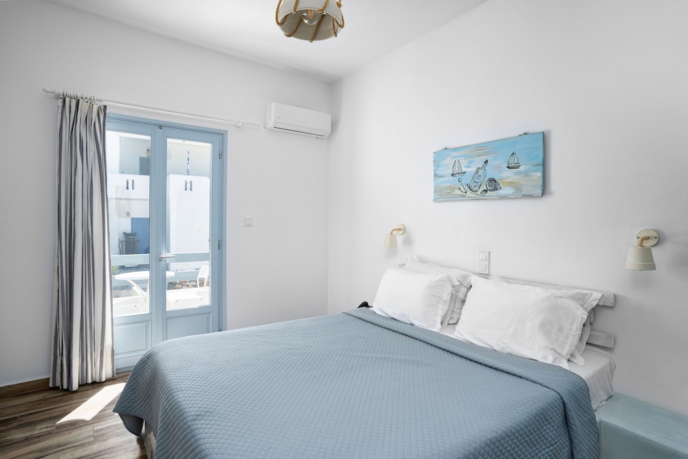 Deluxe, Queen Bed, Street View