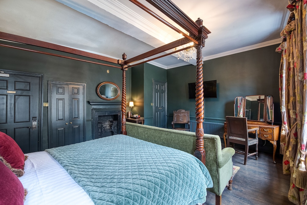 FOUR POSTER, DOUBLE BED
