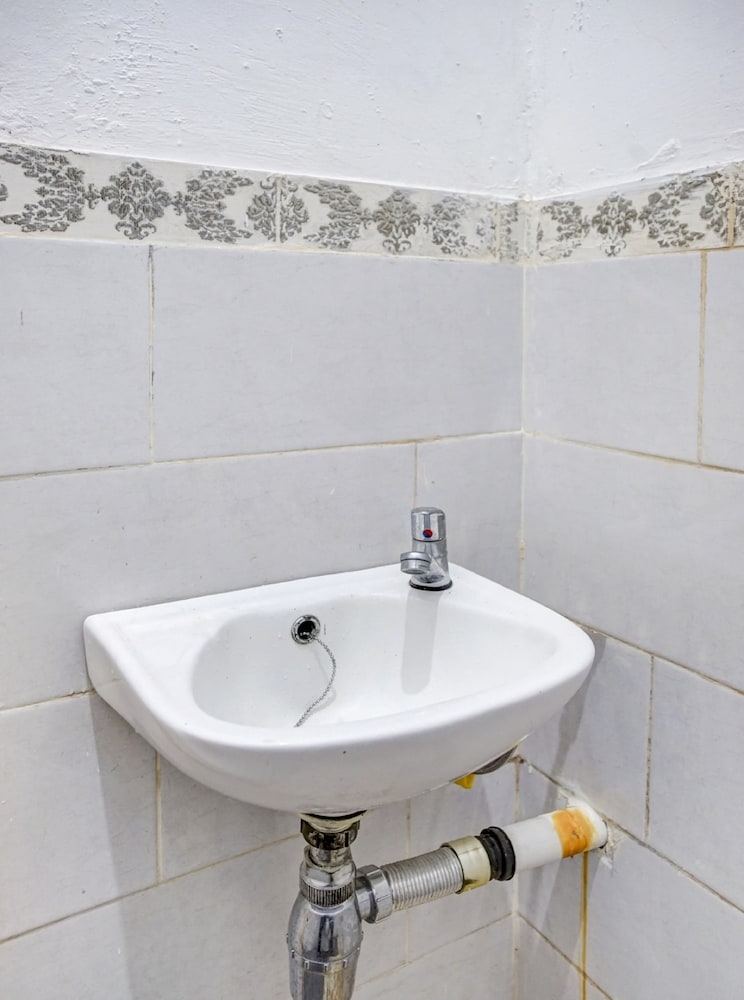 OYO 90124 Oemah Ratu Hostel Syariah 27/28