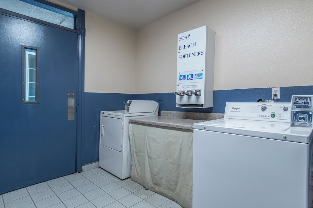 Motel6 Kingsburg, CA 8/47