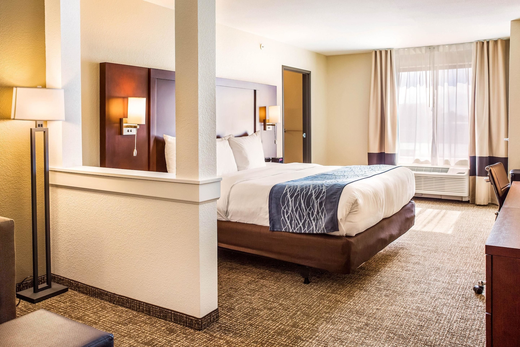 SUITE, KING BED, ACCESSIBLE