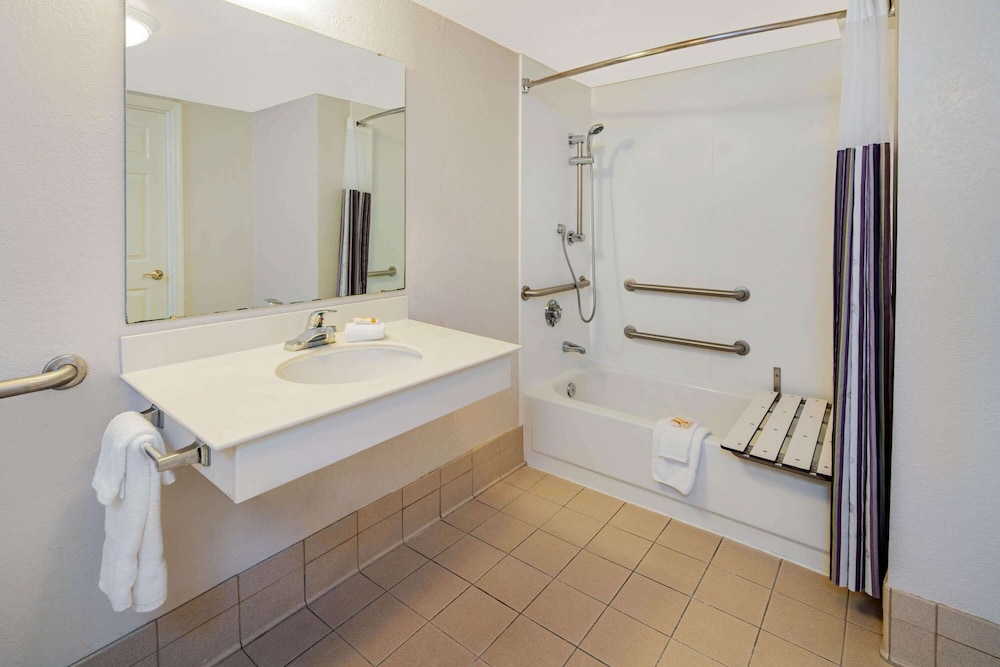 La Quinta Inn & Suites by Wyndham Irvine Spectrum 16/49