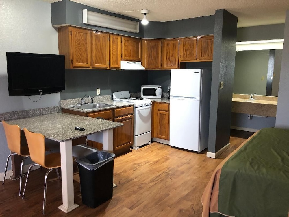 Americas Best Value Inn & Suites Yukon Oklahoma City 25/32