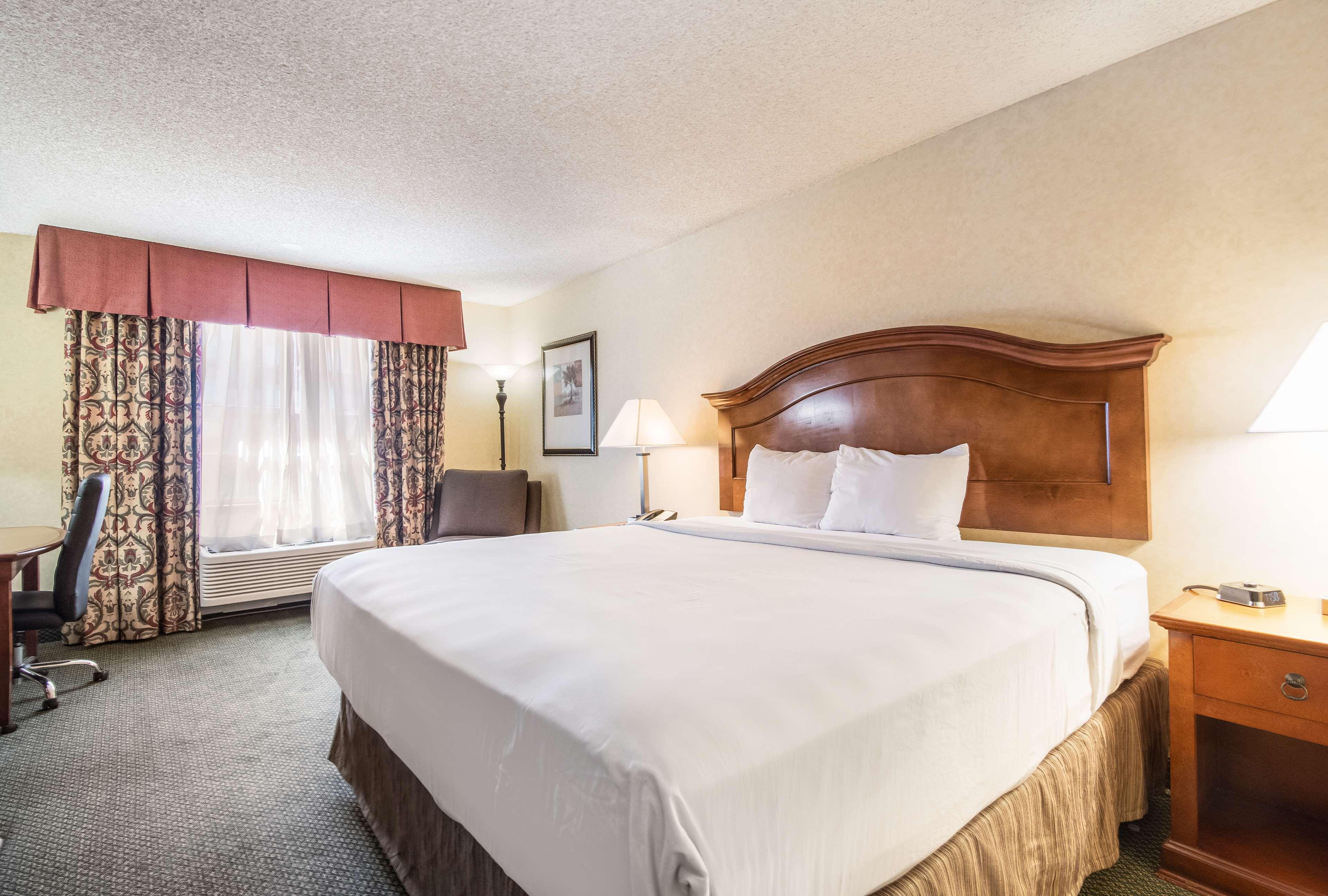 ROOM, KING BED