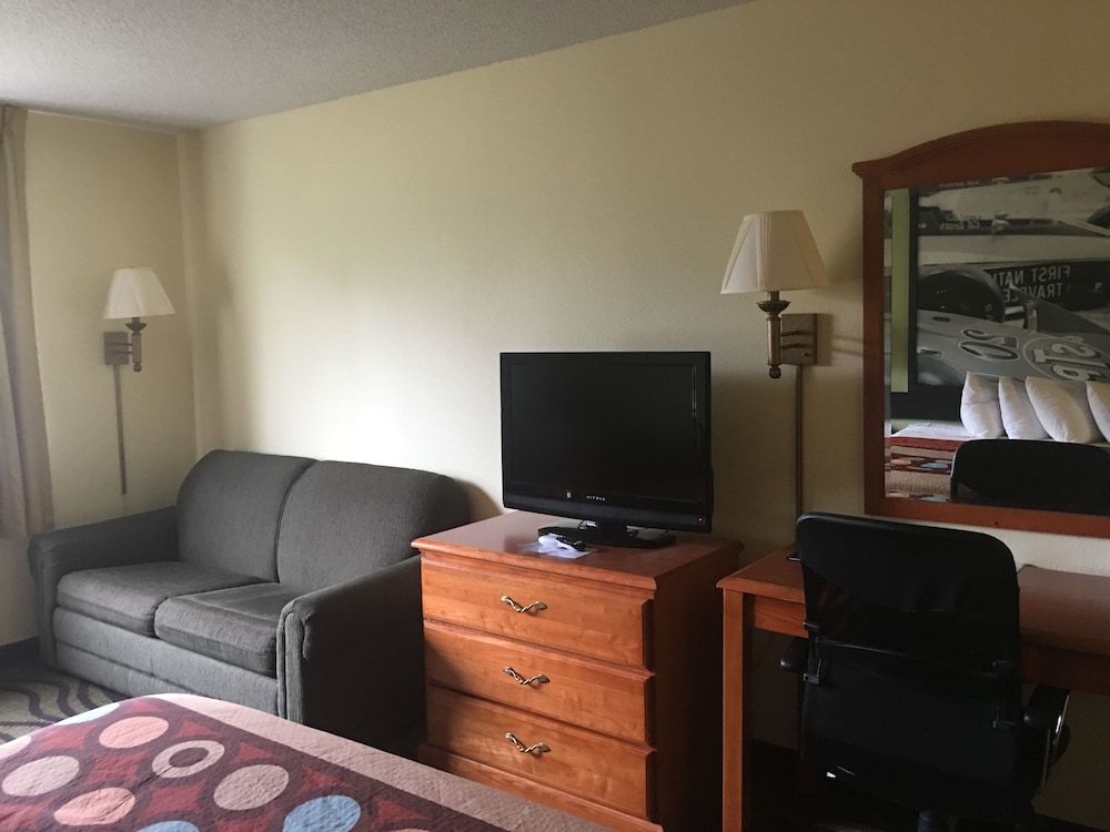 Super 8 by Wyndham Newton 22/32