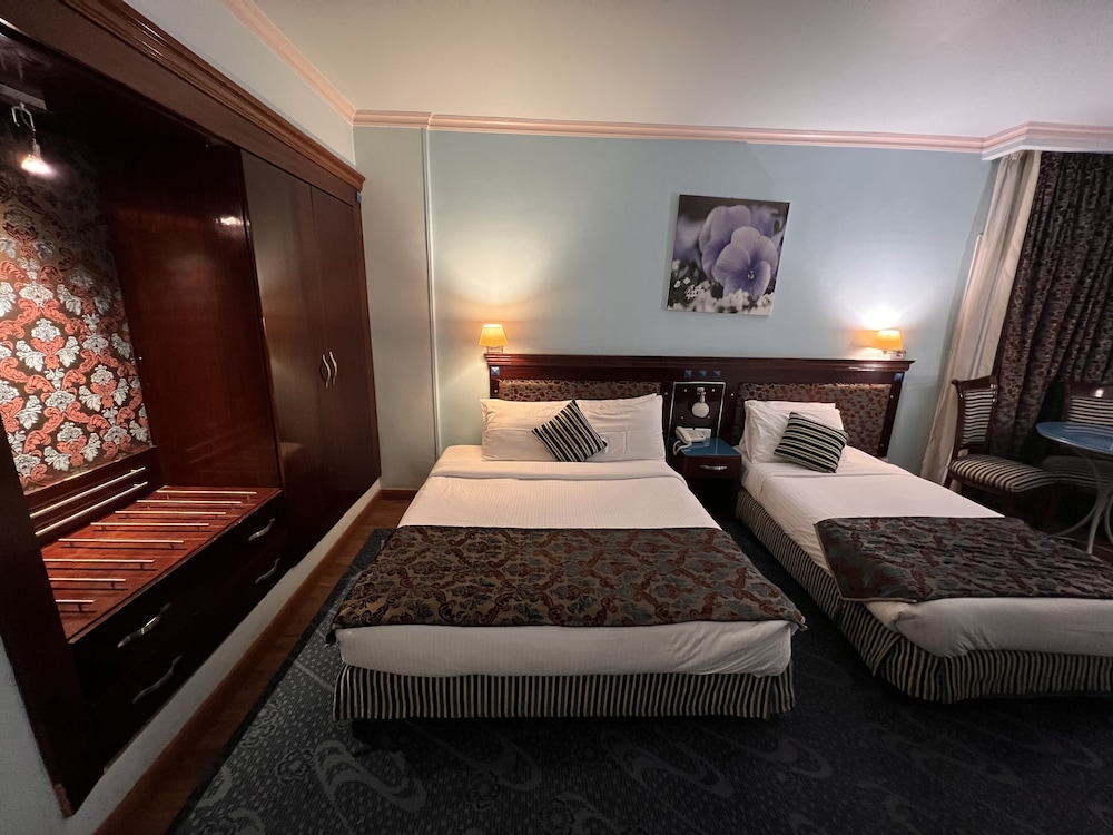 Santana Hotel 8/50