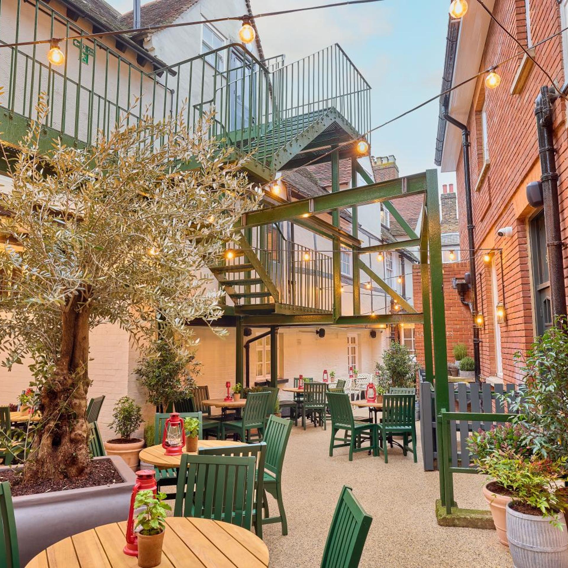 Salisbury Arms Hotel 48/54
