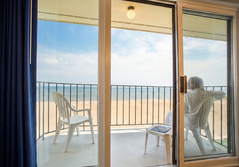 Pointes North Beachfront Hotel 43/72
