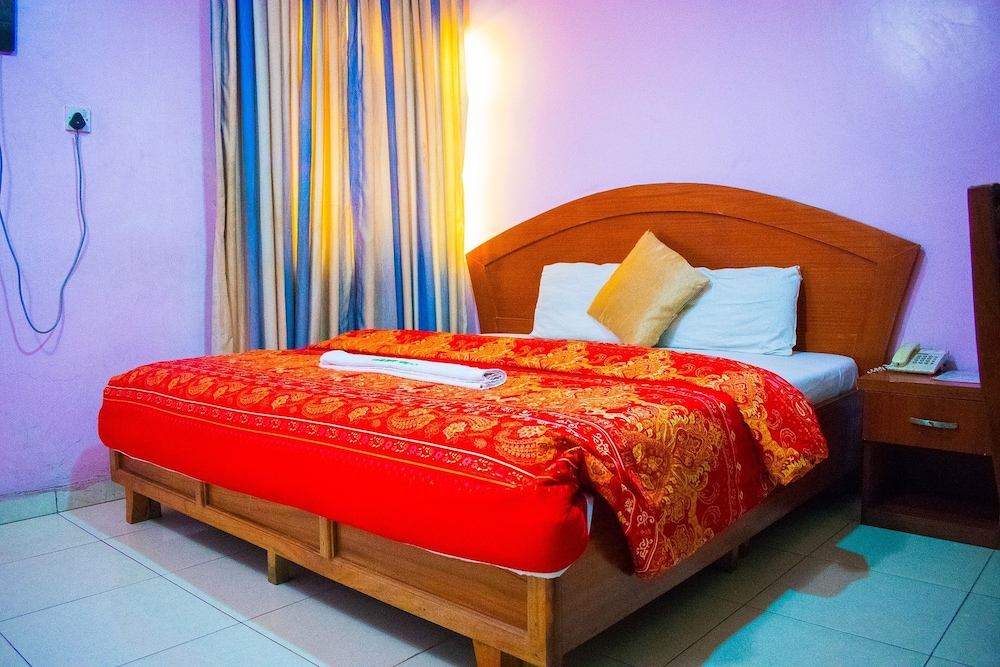 Golden Destiny Hotel Limited 18/100