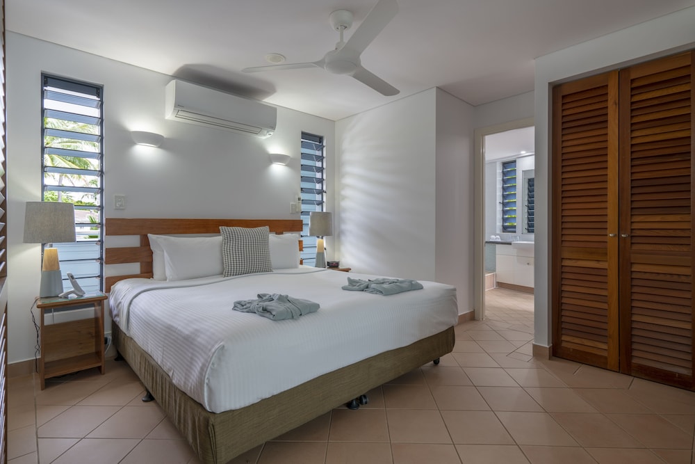 PENINSULA, SUITE