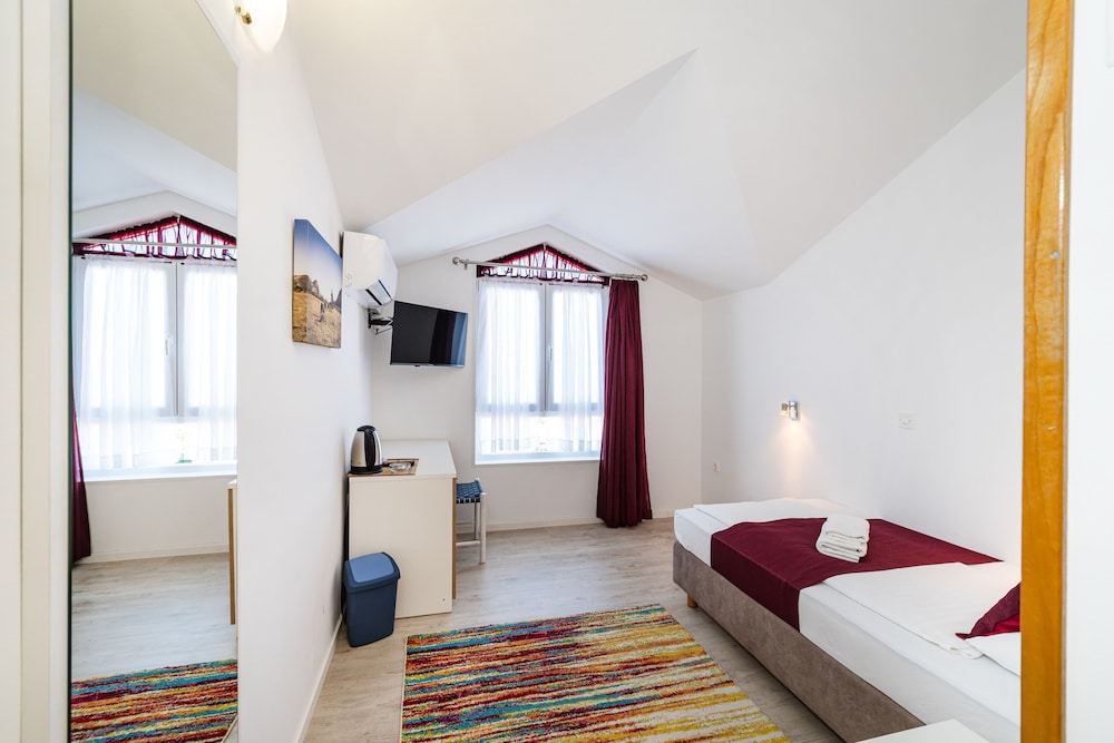 ROOM, SINGLE
