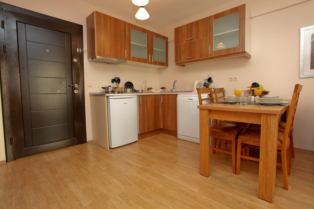 Three Apples Suites 5/39