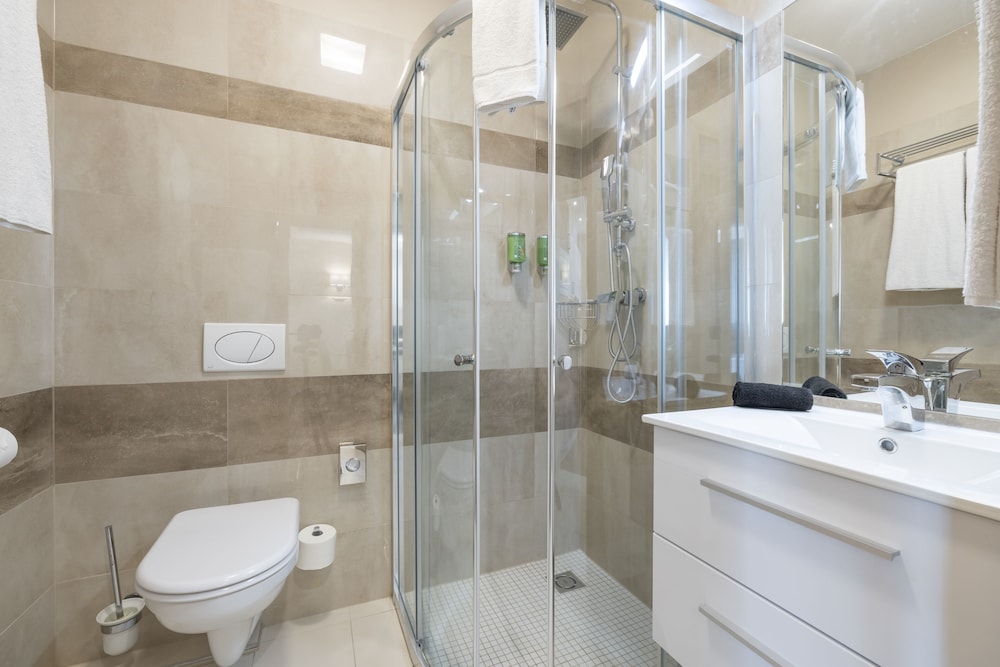 Silver Crown Hotel & Residence 44/50