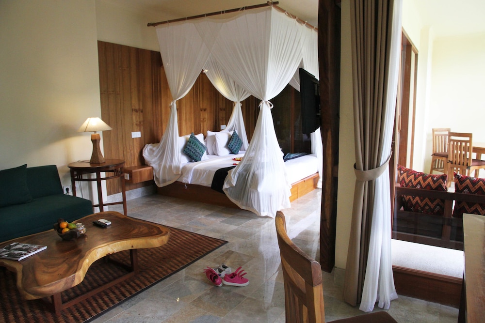 PREMIER, SUITE, KING BED, GARDEN VIEW, POOL SIDE