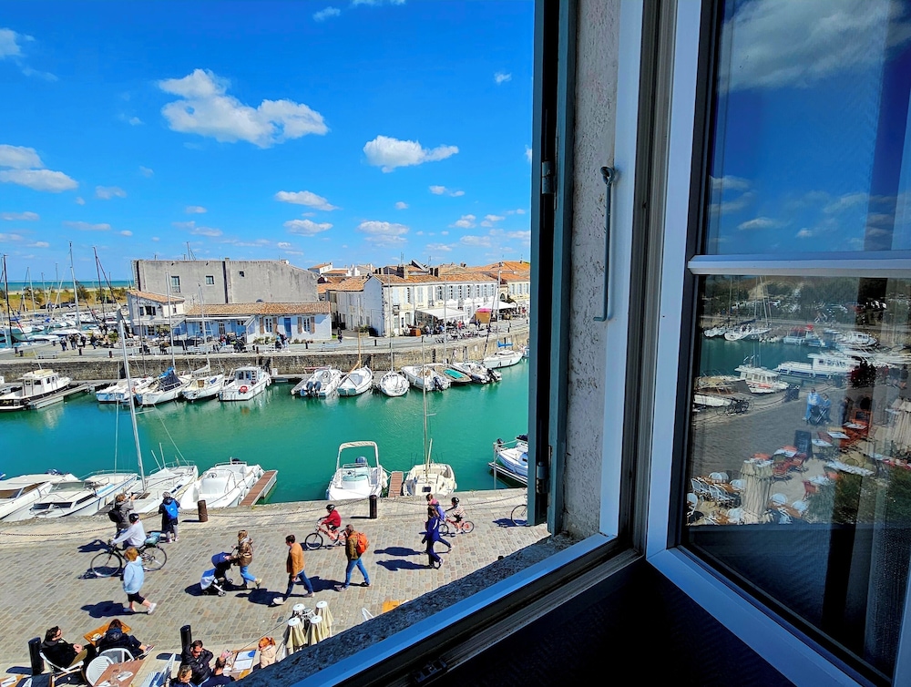 Hotel Du Port 47/50