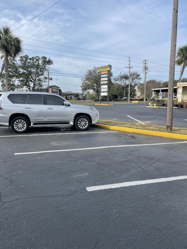 Hole Inn the Wall Hotel - Sunset Plaza - Fort Walton Beach 40/50