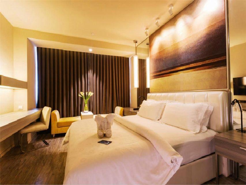 Elegant, Queen Bed