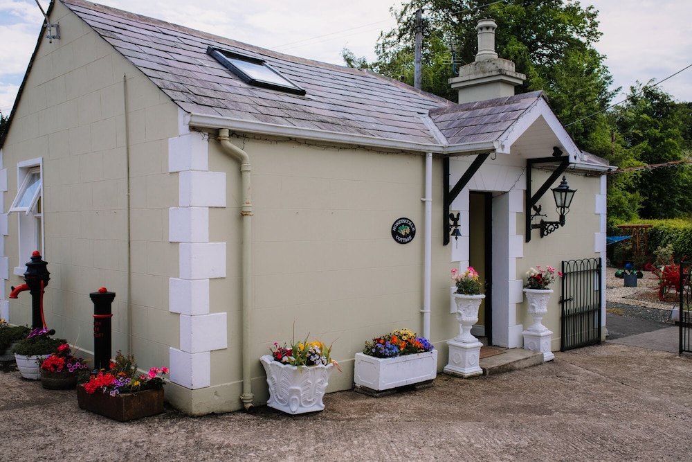Brookhall Cottages 2/50