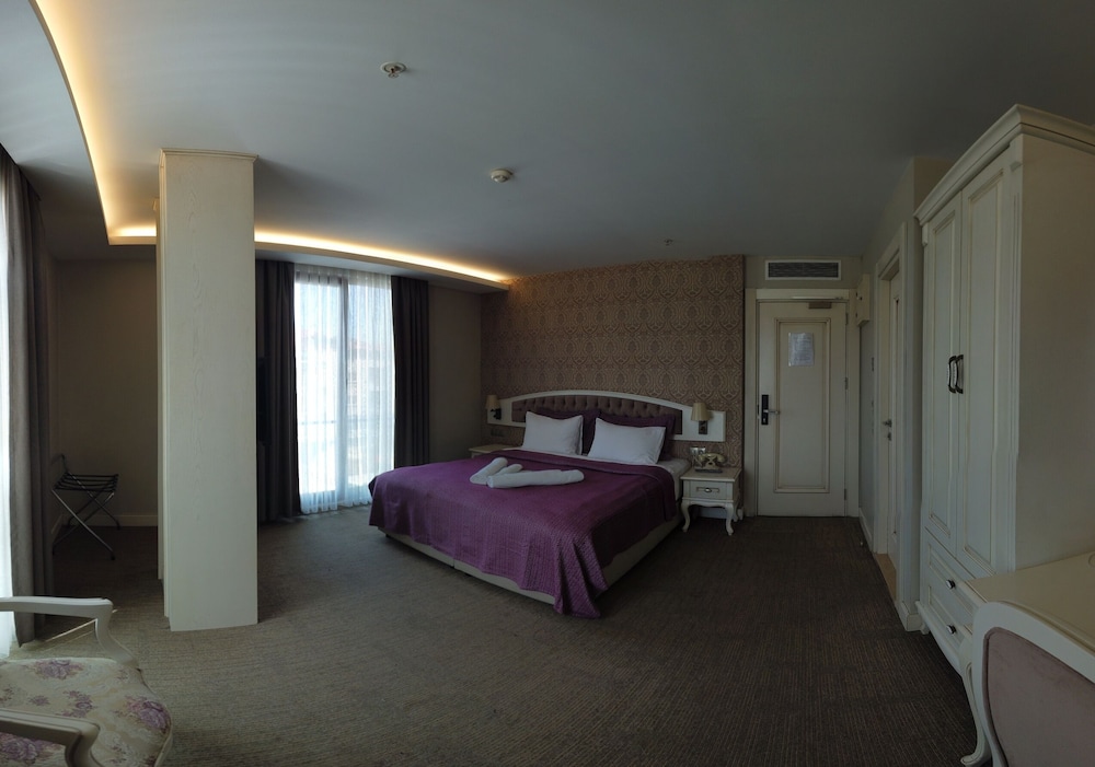 DELUXE, TRIPLE, SEA VIEW