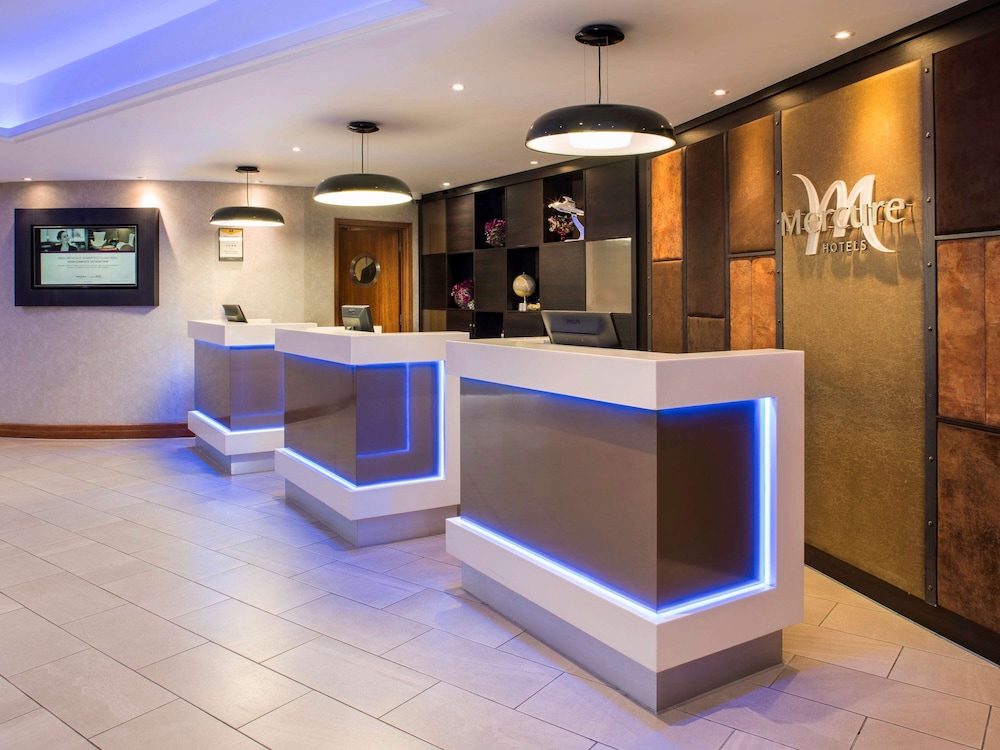 Lobby at Mercure London Heathrow, LONDON