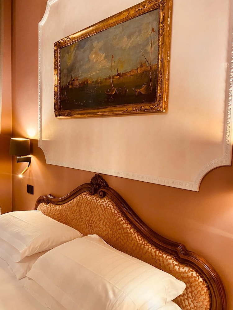 SUPERIOR, DOUBLE OR TWIN BED