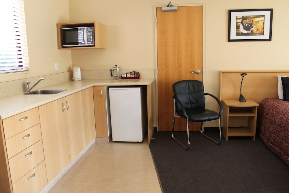 Alhambra Oaks Motor Lodge 33/41