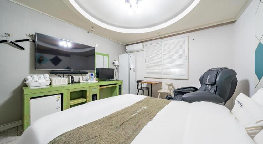 Luxury Motel 16/88