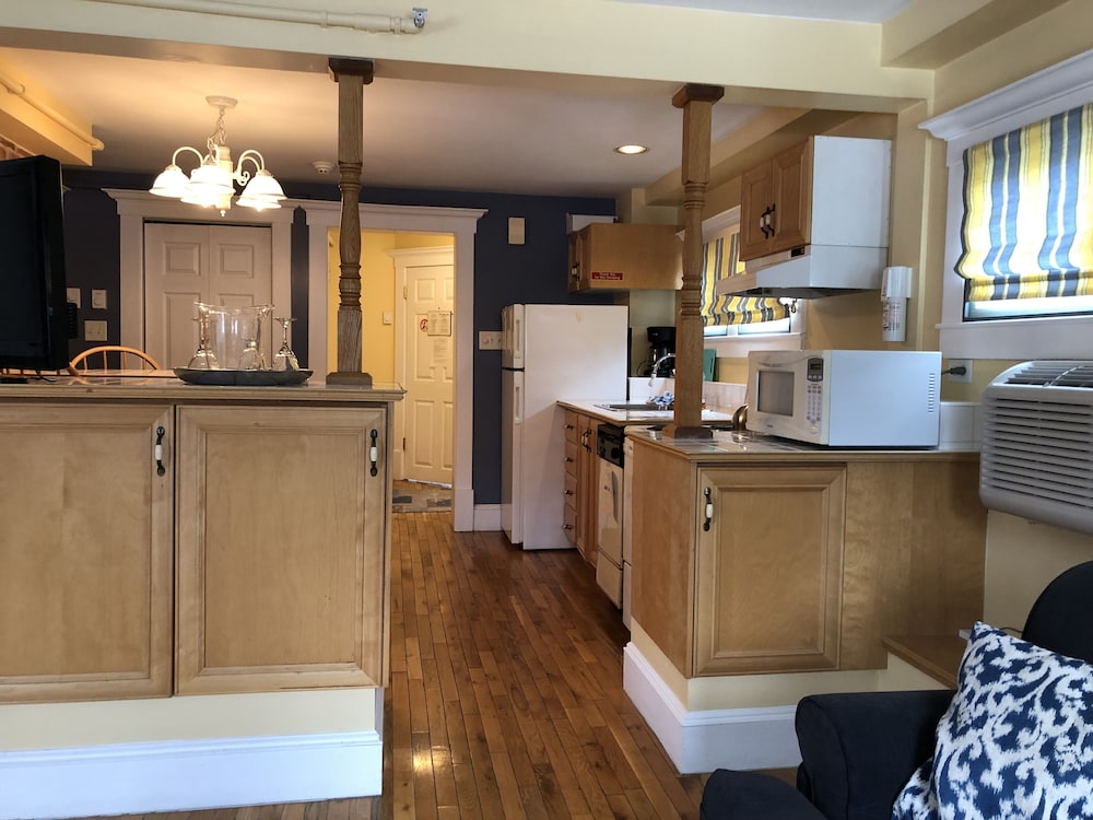 Leaside Manor By The Leaside Group 2/48