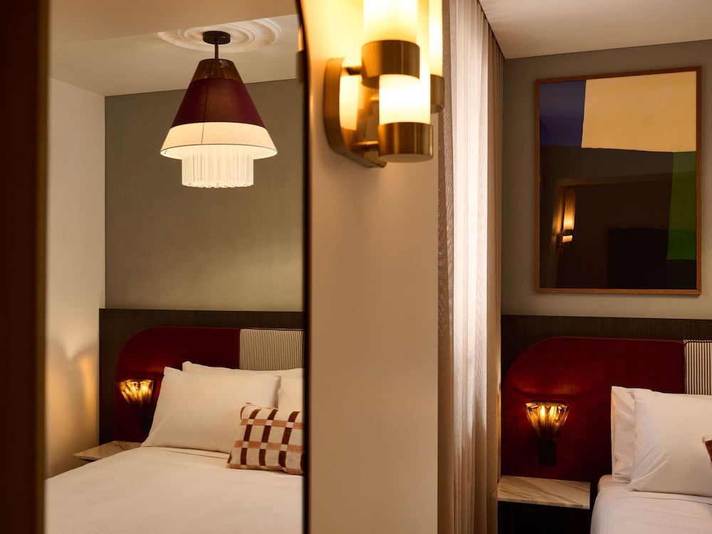 STANDARD, QUEEN BED
