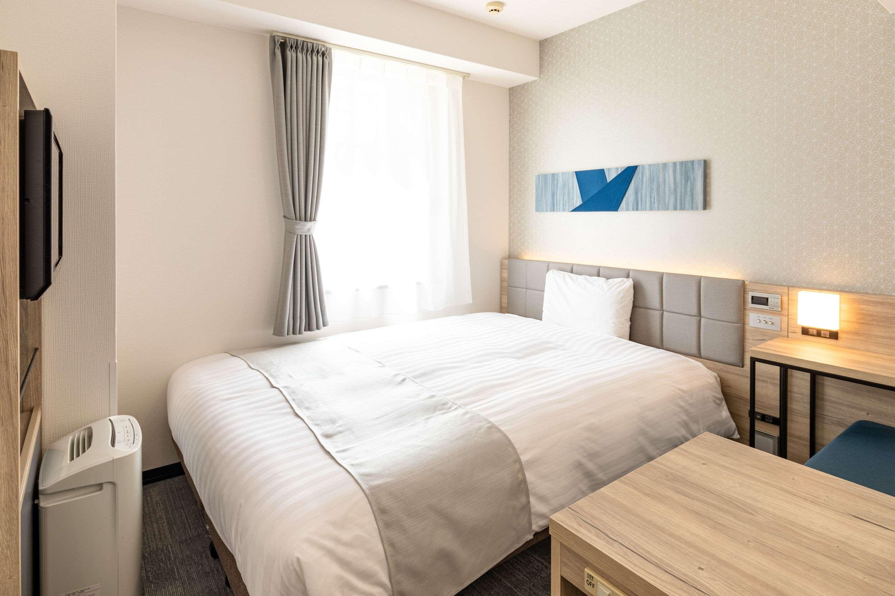 ROOM, QUEEN BED