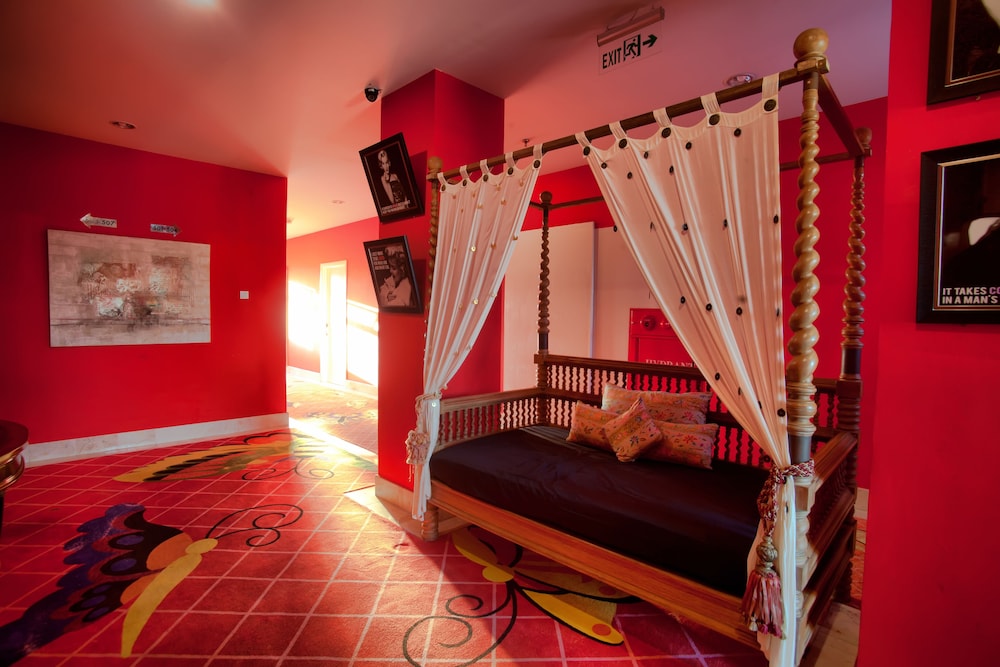 Swiss-Belcourt Makassar 23/36