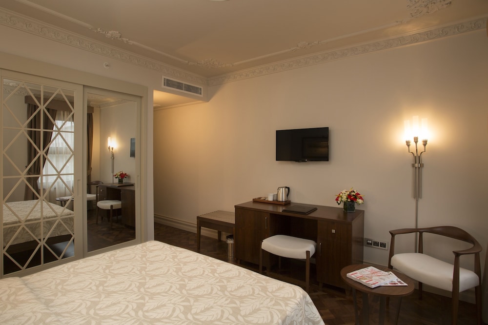 TAXIM LOUNGE HOTEL 38/58