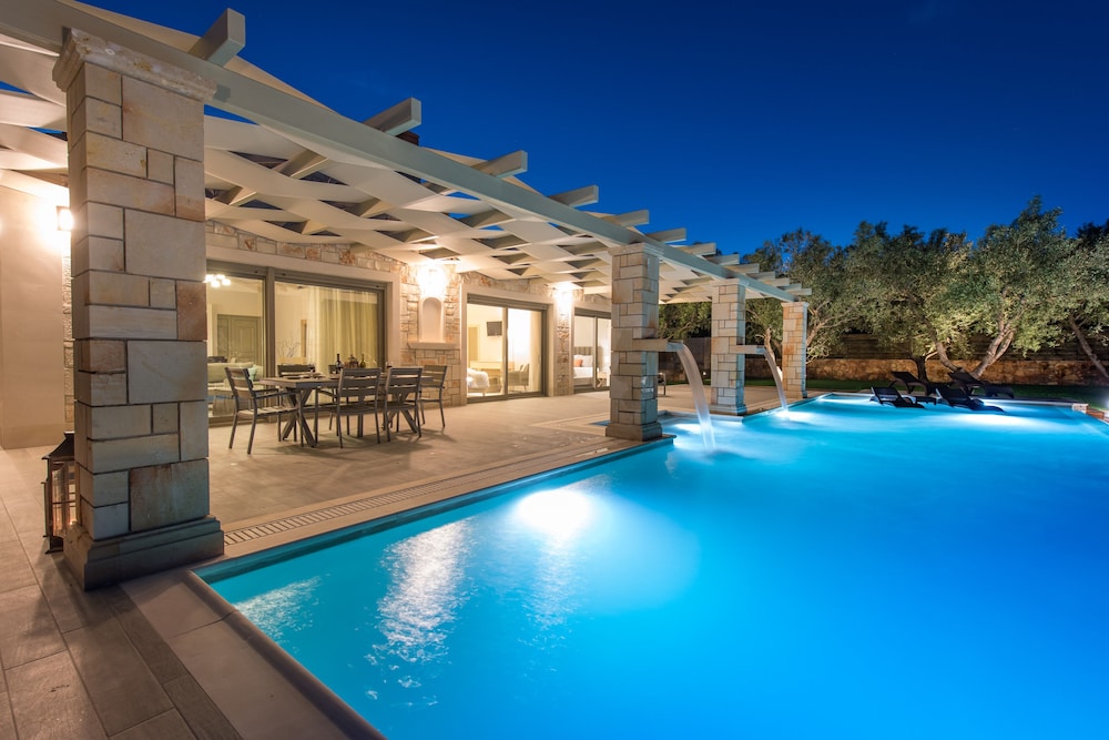 Artina Luxury Villa 50/50