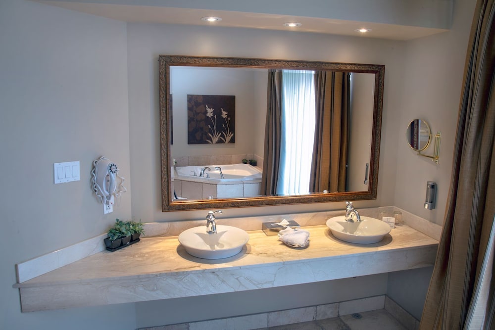Efficiency, Suite, 1 King and 1 Single Beds, 2 Sofa, Jetted Tub