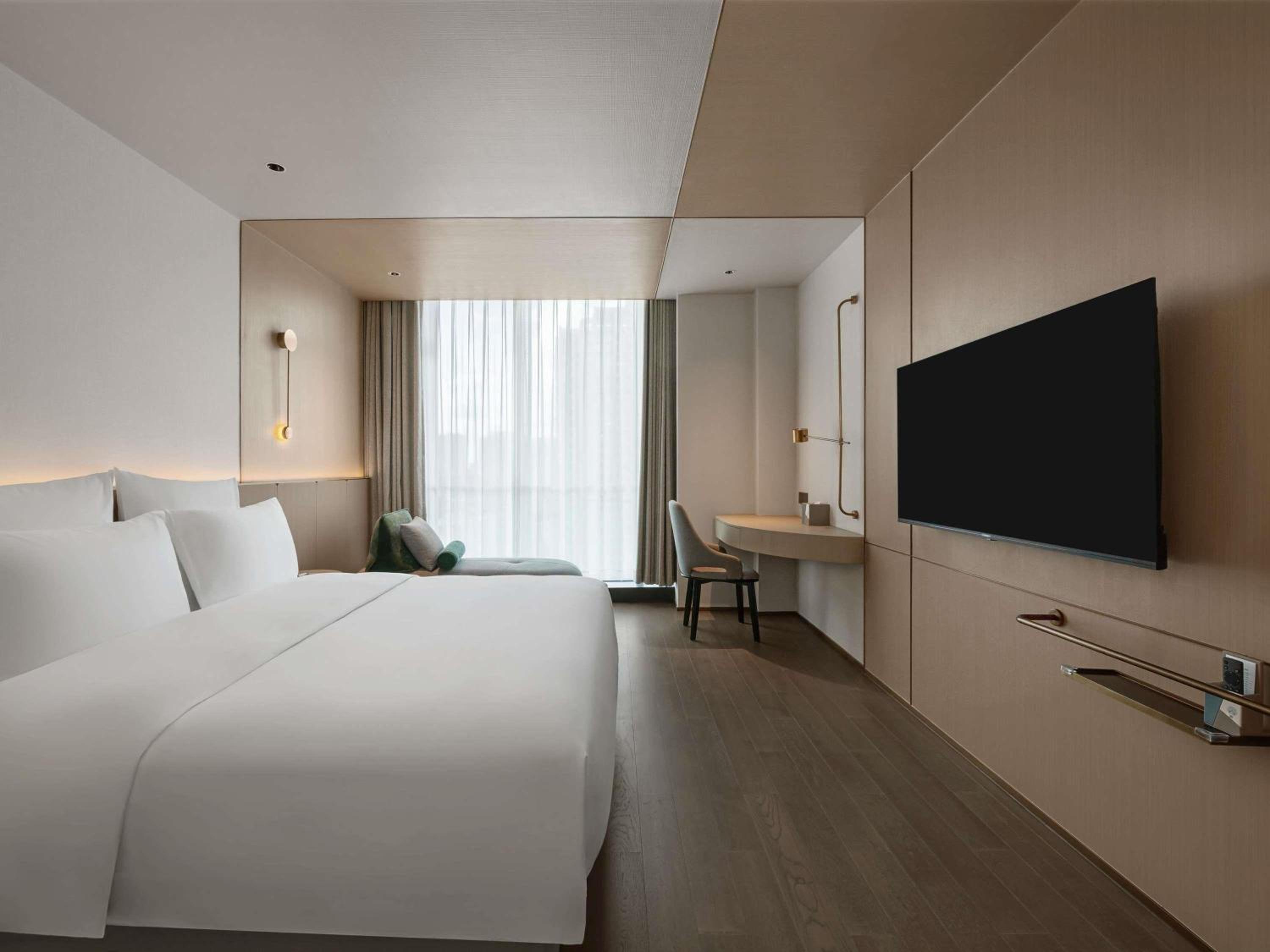 STANDARD, QUEEN BED