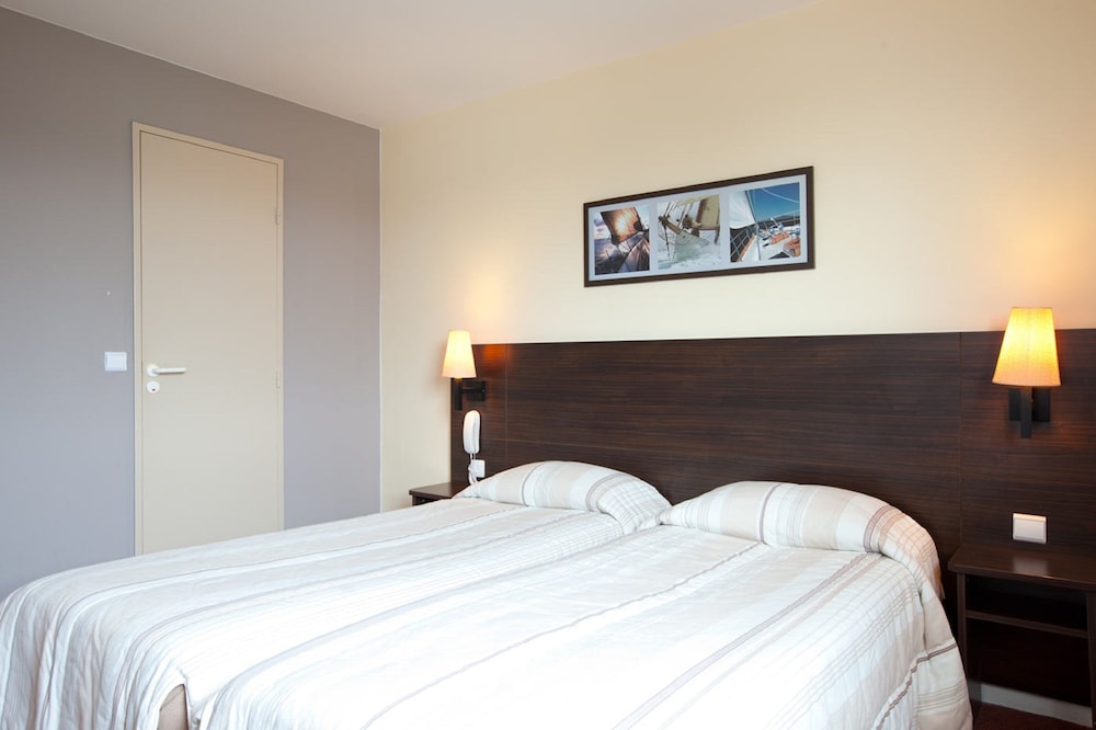 Orly Superior Hotel 11/57