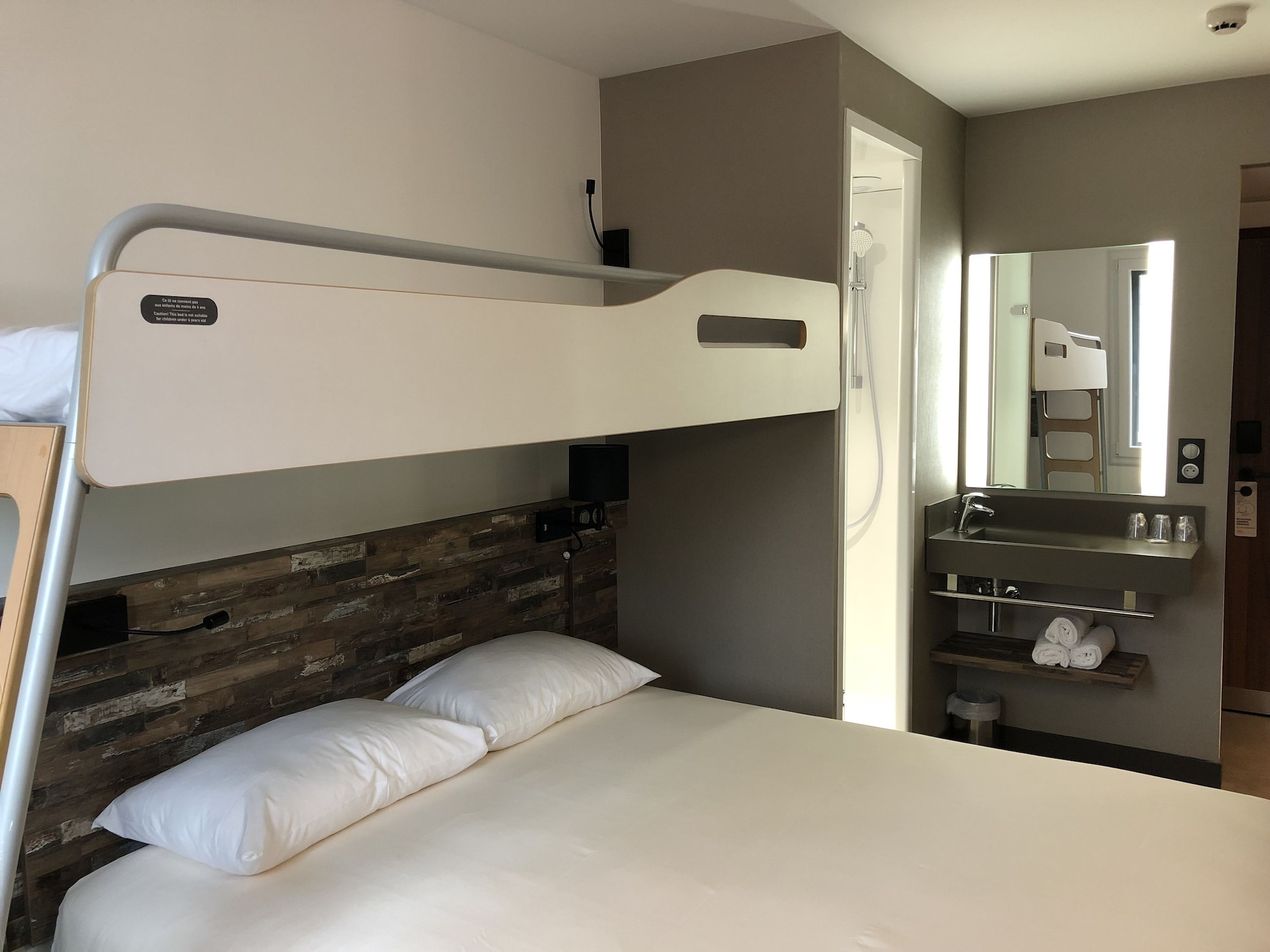 غرفة ثلاثية بسرير مزدوج وسرير بطابقين، Ibis Budget Annecy Poisy 5/10