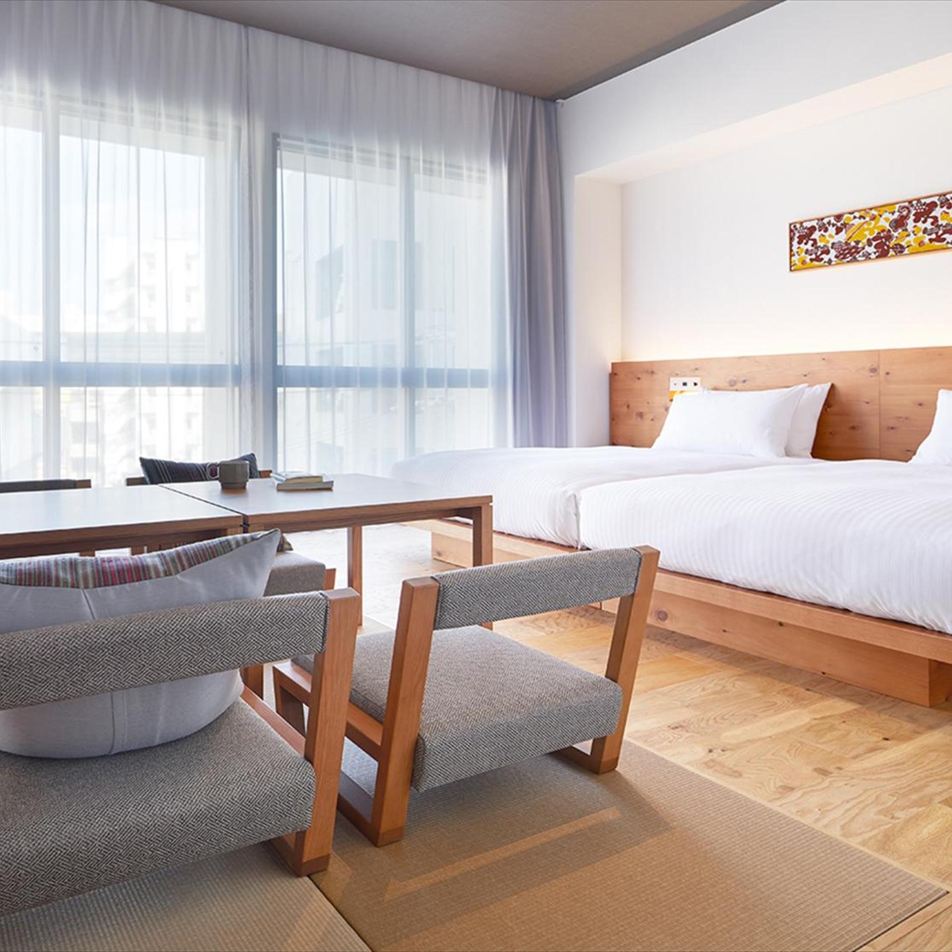 غرفة يابانية غربية بسريرين منفصلين بأرضية تاتامي، Hotel Strata Naha 5/7