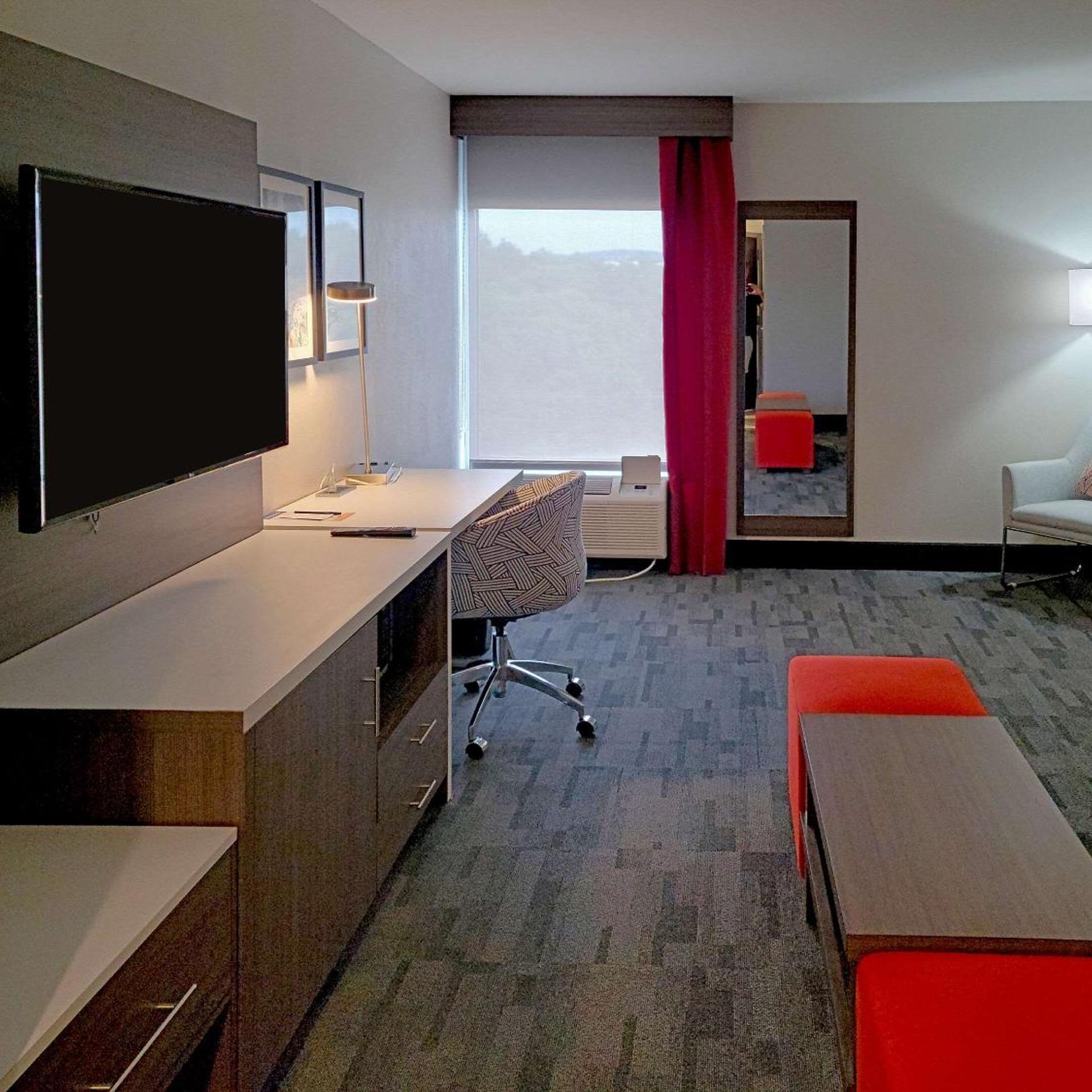 جناح بسرير كينج بحوض استحمام لذوي الإعاقة، Comfort Inn & Suites Wyomissing/Reading 6/6