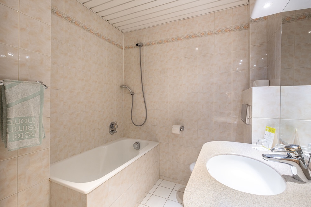 Club, Double Bed, Bathtub, HOTEL TERMINUS MONTPARNASSE 9/10