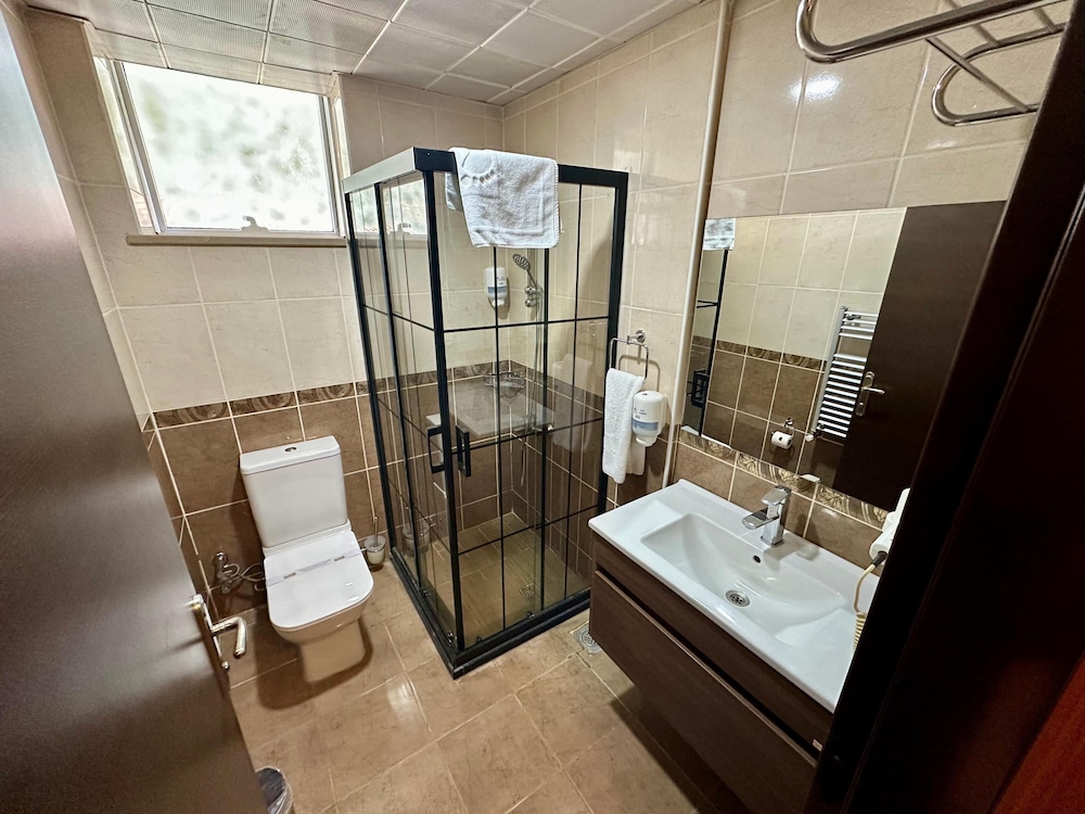 Lotis Hotel 33/35