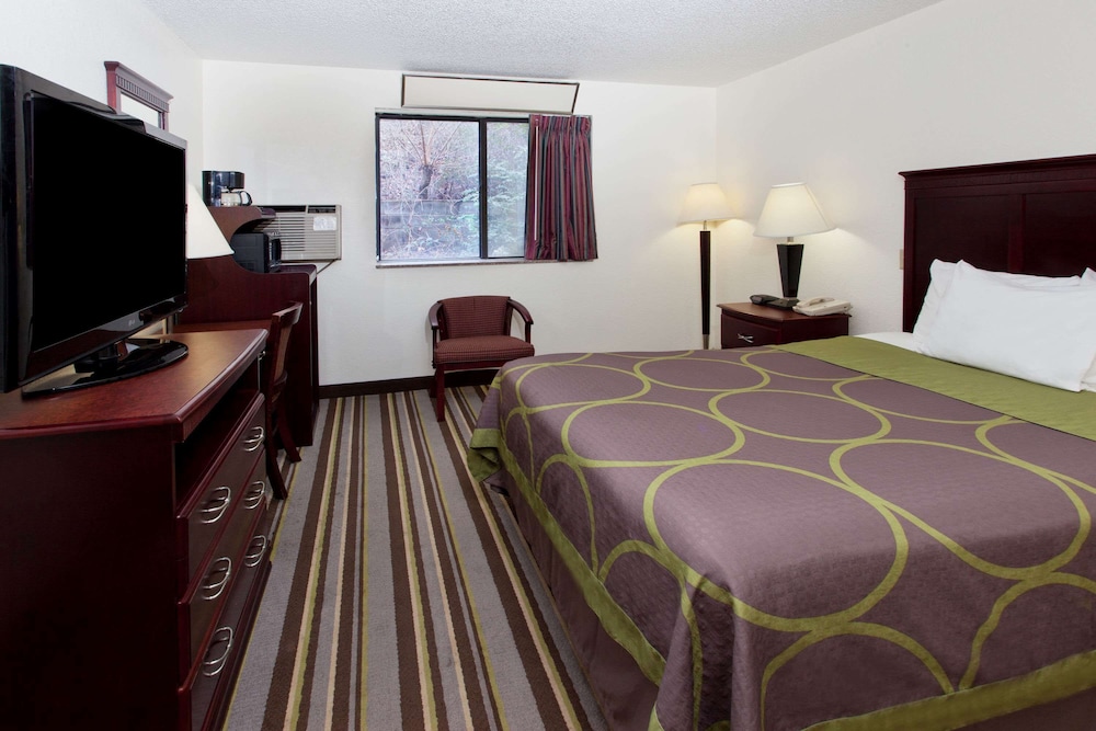 Super 8 by Wyndham Tuscaloosa 24/47