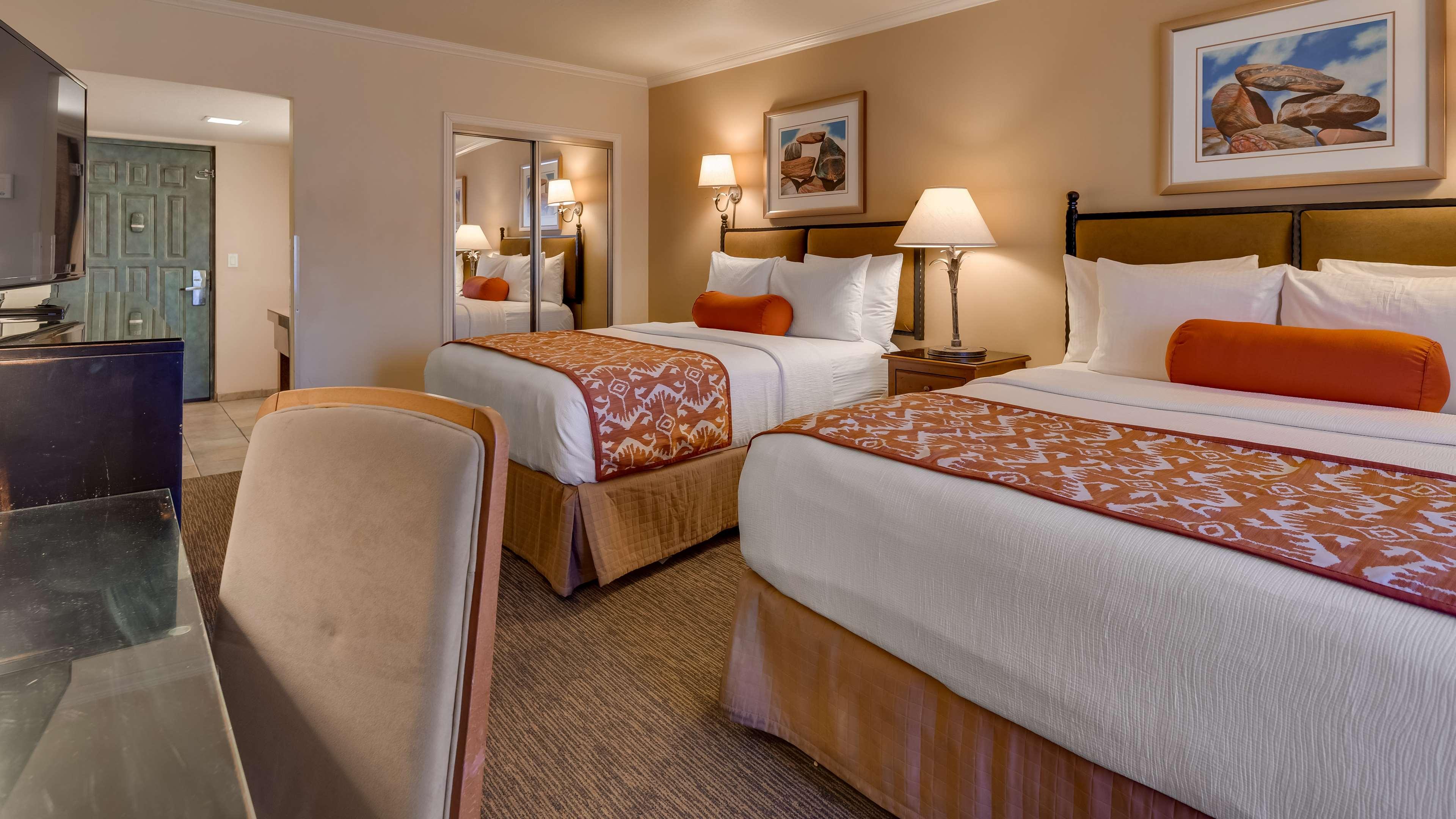 Room, 2 Queen Beds, Town View, Accessible