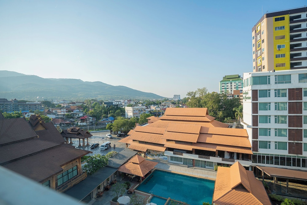 Khum Phucome Hotel 8/198