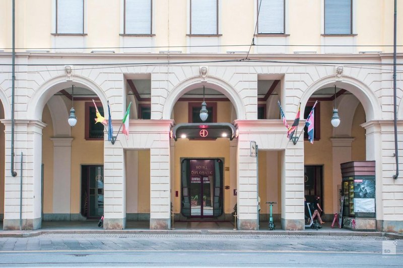 Diplomatic Hotel 57/62